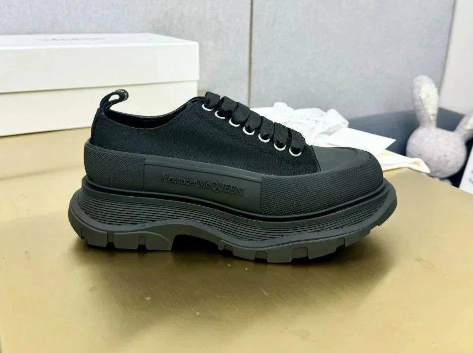 Alexander McQueen AMQ Tread Slick chunky Sneakers Black