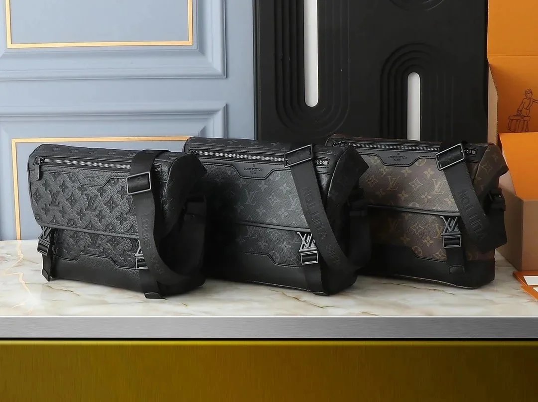 Louis Vuitton LV Messenger Voyage classic messenger bag Black and Brown